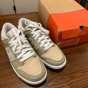 Mens size 9 Nike dunk low sneakers.